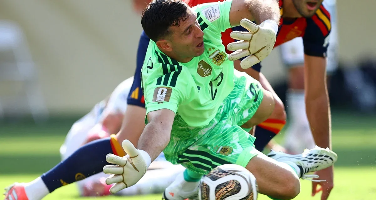 Chelsea agree deal with Aston Villa to sign Emiliano Martinez